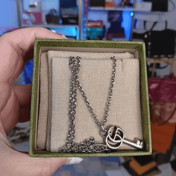 GUCCI Silver Double G Key Necklace - Picture 1 of 1